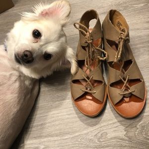 Lucky brand lip-hessian tan color. Size 8